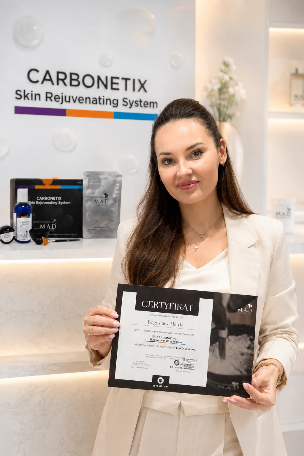 Bogusława Herda z certyfikatem Carbonetix – Skin Rejuvenating System w gabinecie kosmetologicznym